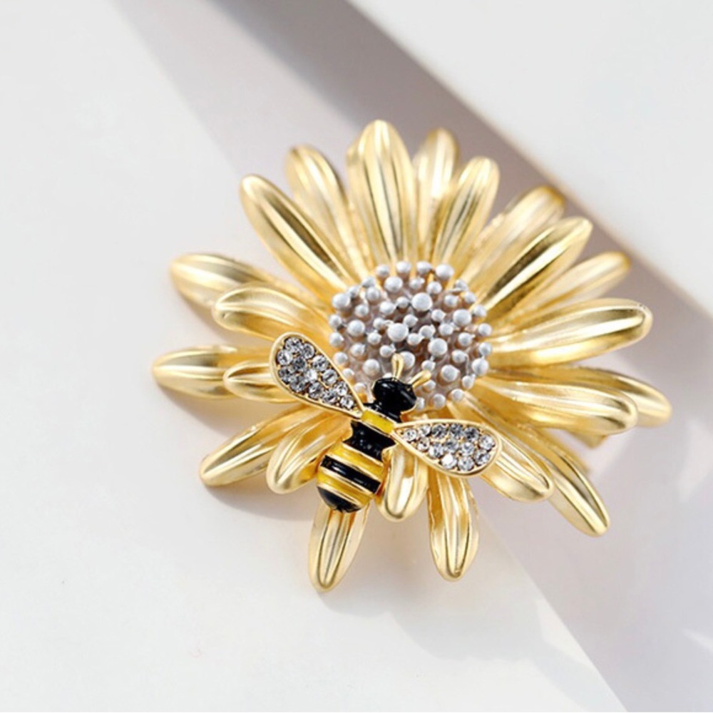 Honey Bee Daisy Brooch